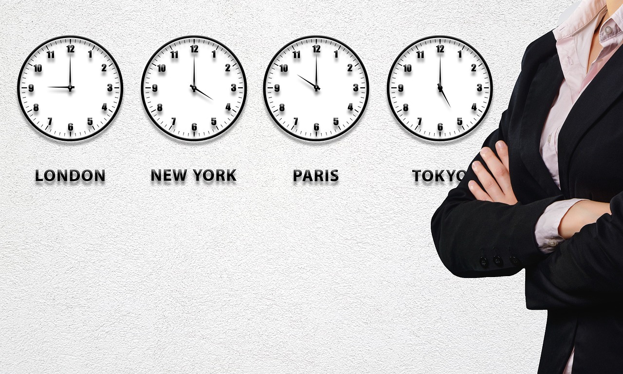 Viaggiatore esperto che si rilassa in aeroporto, pronto a partire per un lungo viaggio.