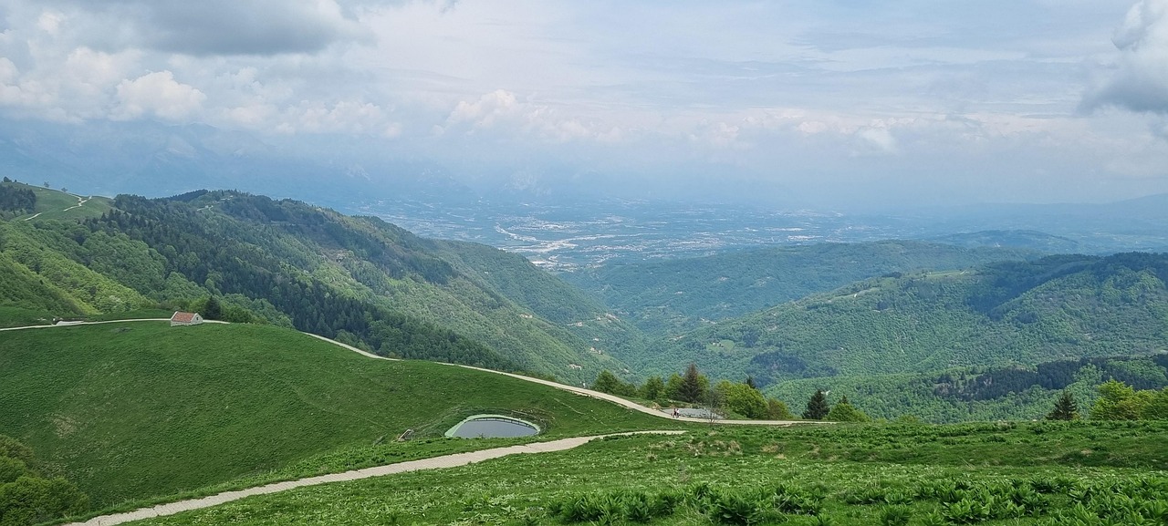 Lago italiano incantevole, facilmente raggiungibile, immerso nella natura.