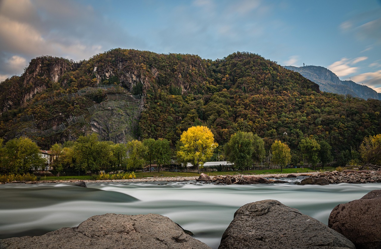 Paesaggio mozzafiato della Valtellina con montagne e verdi colline.