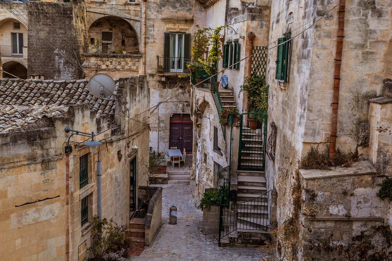 Angolo romantico di un borgo italiano con fiori e architettura storica.