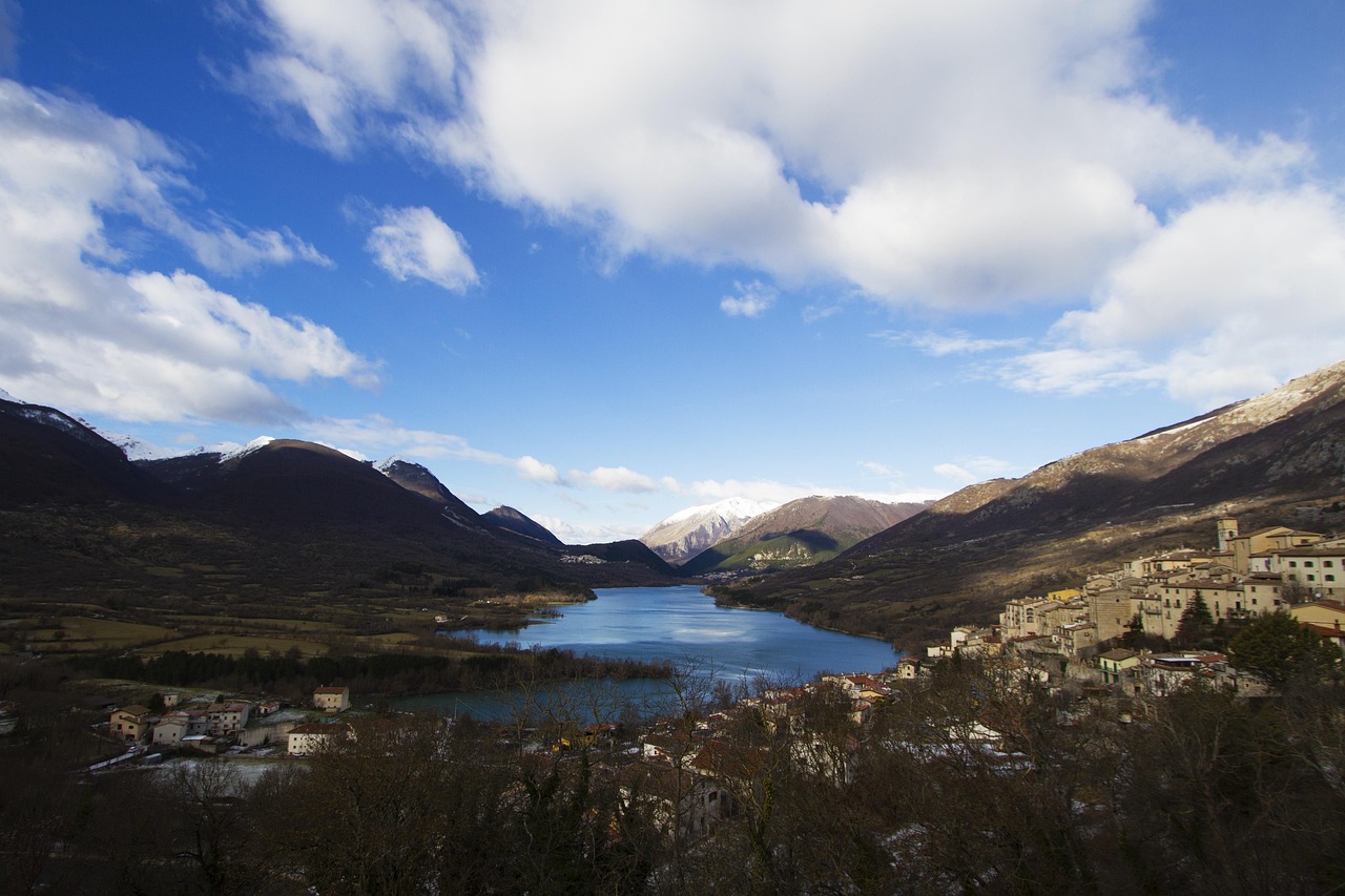 Lago incantevole con acque turchesi e paesaggi montani, che sorprende per la sua bellezza unica in Italia.