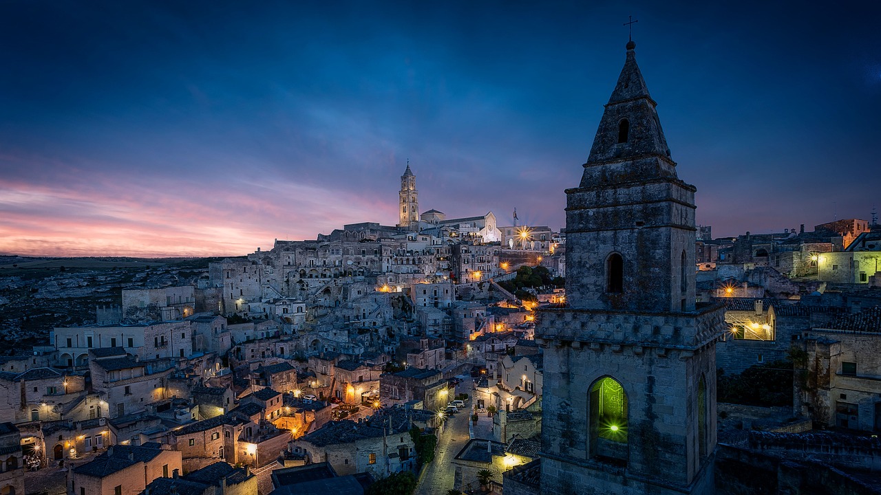 Luminarie colorate e festose illuminano una piazza in Puglia durante le celebrazioni natalizie.