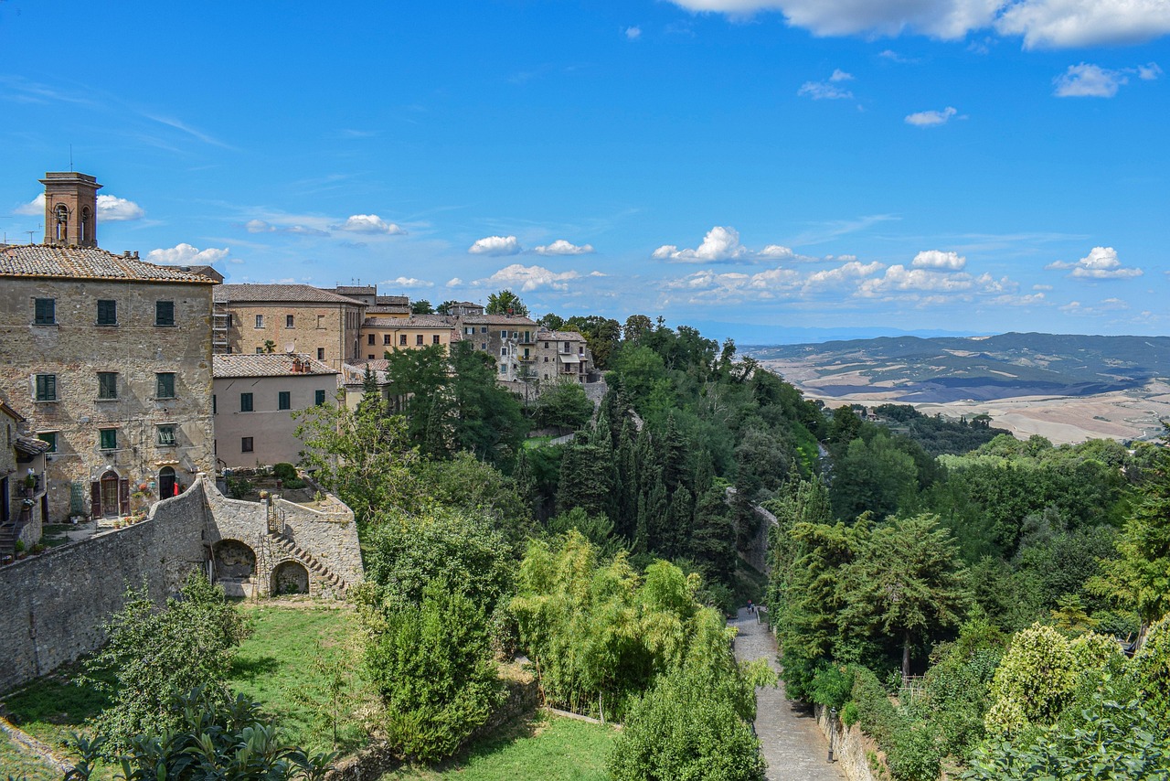 Vista panoramica del villaggio di Montemerano con le sue terme naturali immerse nella natura.