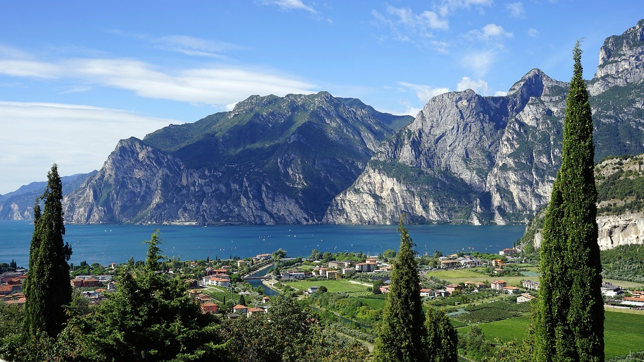 Lago italiano con acque cristalline e montagne che ricordano un fiordo norvegese.