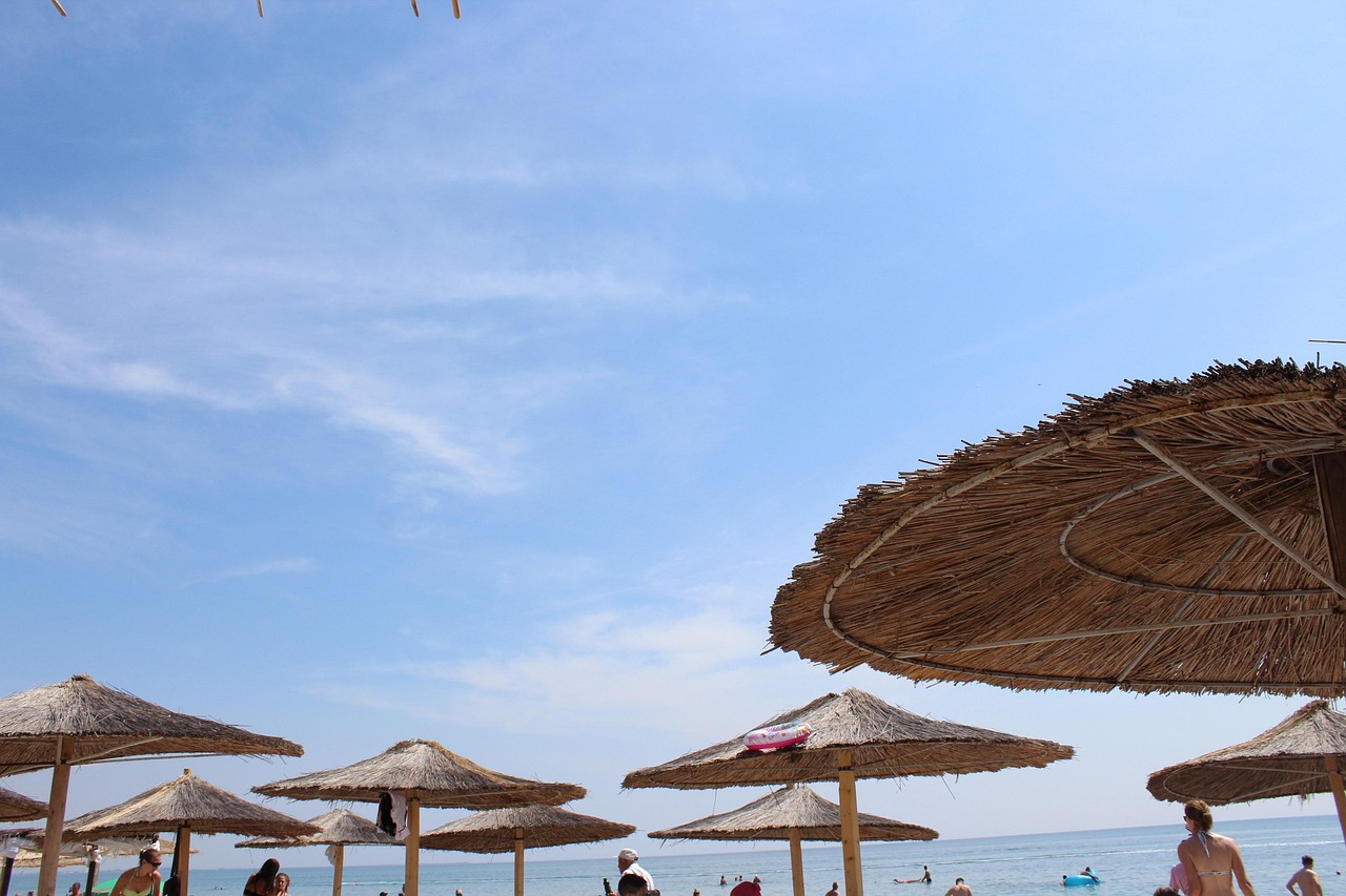 Turisti esplorano un paesaggio mozzafiato in Albania, evidenziando l'aumento dei viaggi verso la destinazione.