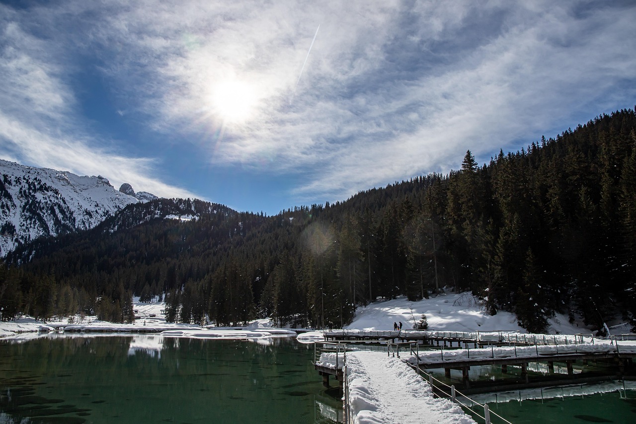 Lago di Braies in Trentino, acque turchesi che riflettono la bellezza del paesaggio circostante.