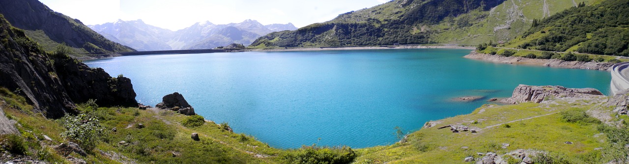 Lago in Piemonte con acque turchesi, simili a quelle dei Caraibi, circondato da natura.