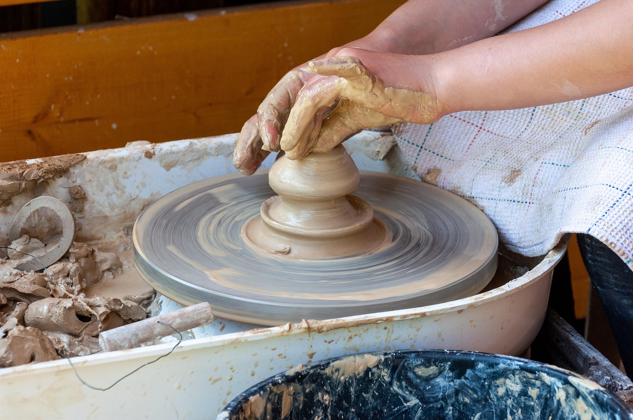 Vasai al lavoro su un tornio, creando opere in ceramica a Grottaglie.