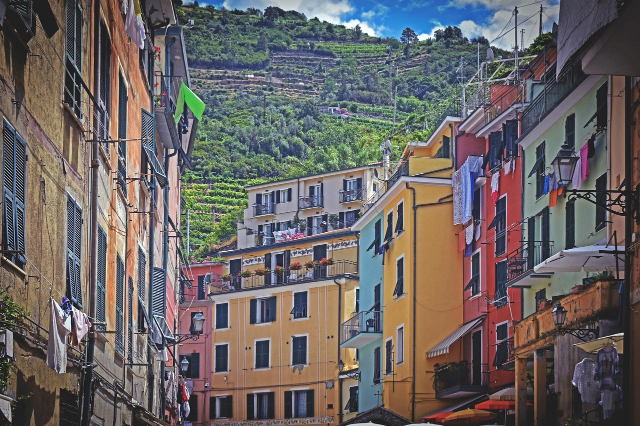 Villaggio ligure con case colorate, paesaggio pittoresco che ricorda un dipinto, ideale per una visita.
