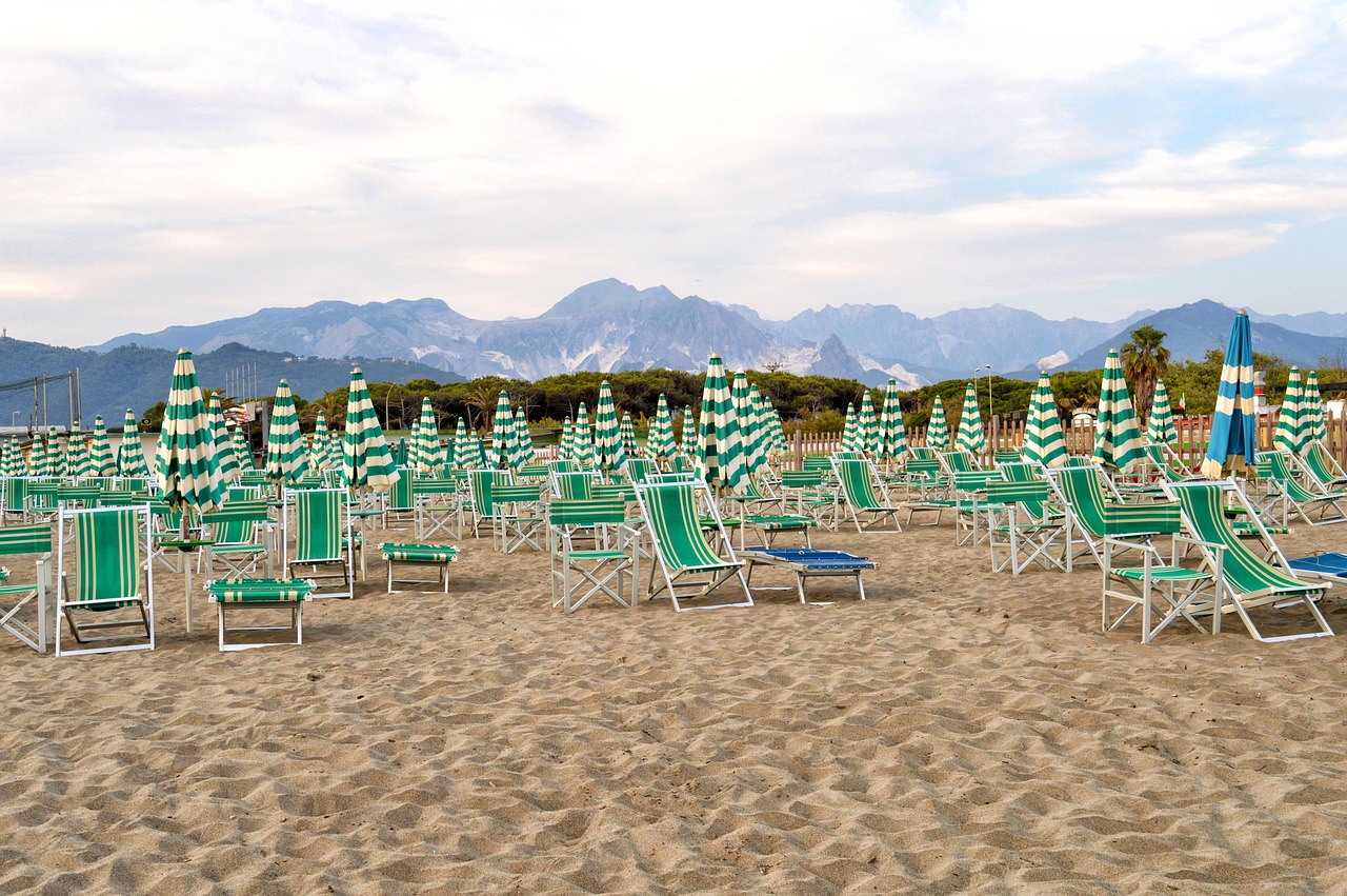 Spiaggia incantevole in Abruzzo con sabbia dorata e mare cristallino, ideale per una giornata di sole.