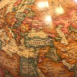 Panorama di un paese antico con architetture storiche e moderne che si fondono armoniosamente.