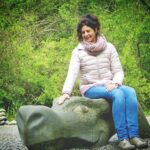 Scorcio del Giardino dei Tarocchi in Toscana, con statue colorate e visitatori in esplorazione.