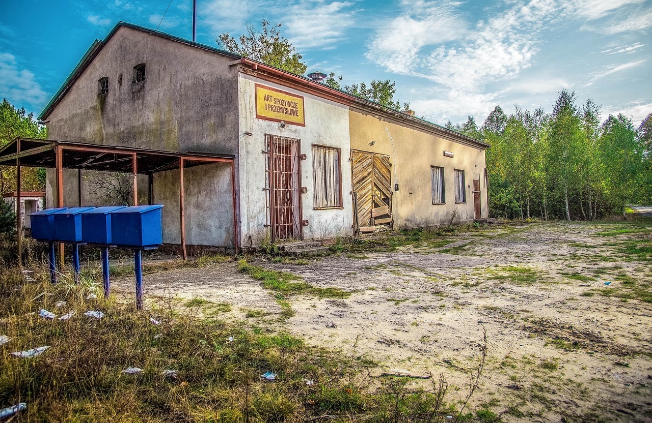 Vista panoramica del borgo fantasma con case in vendita a 1 euro, circondato da un paesaggio silenzioso.