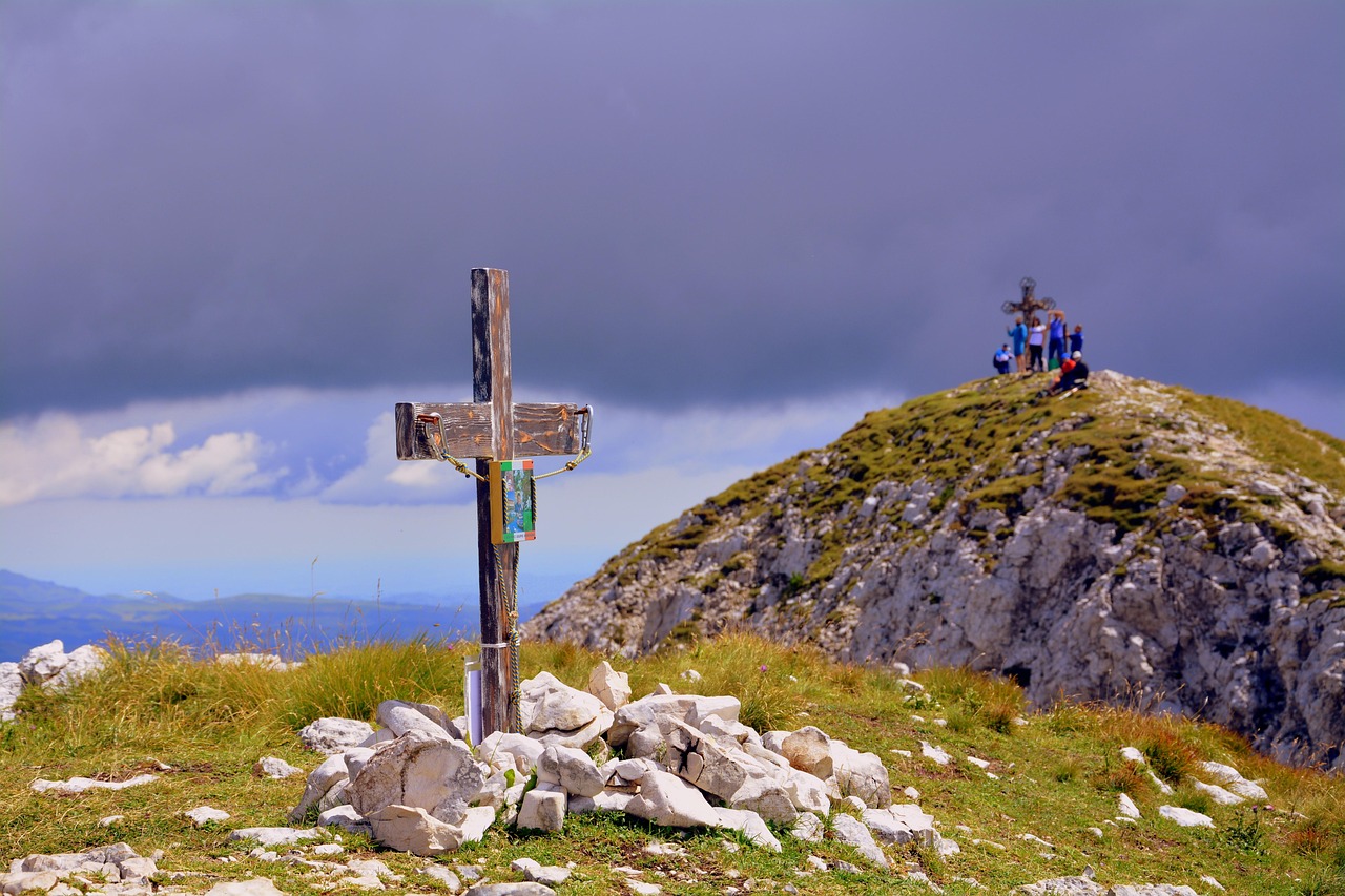 Panorama delle montagne friulane, ideale per escursioni, con sentieri immersi nella natura.