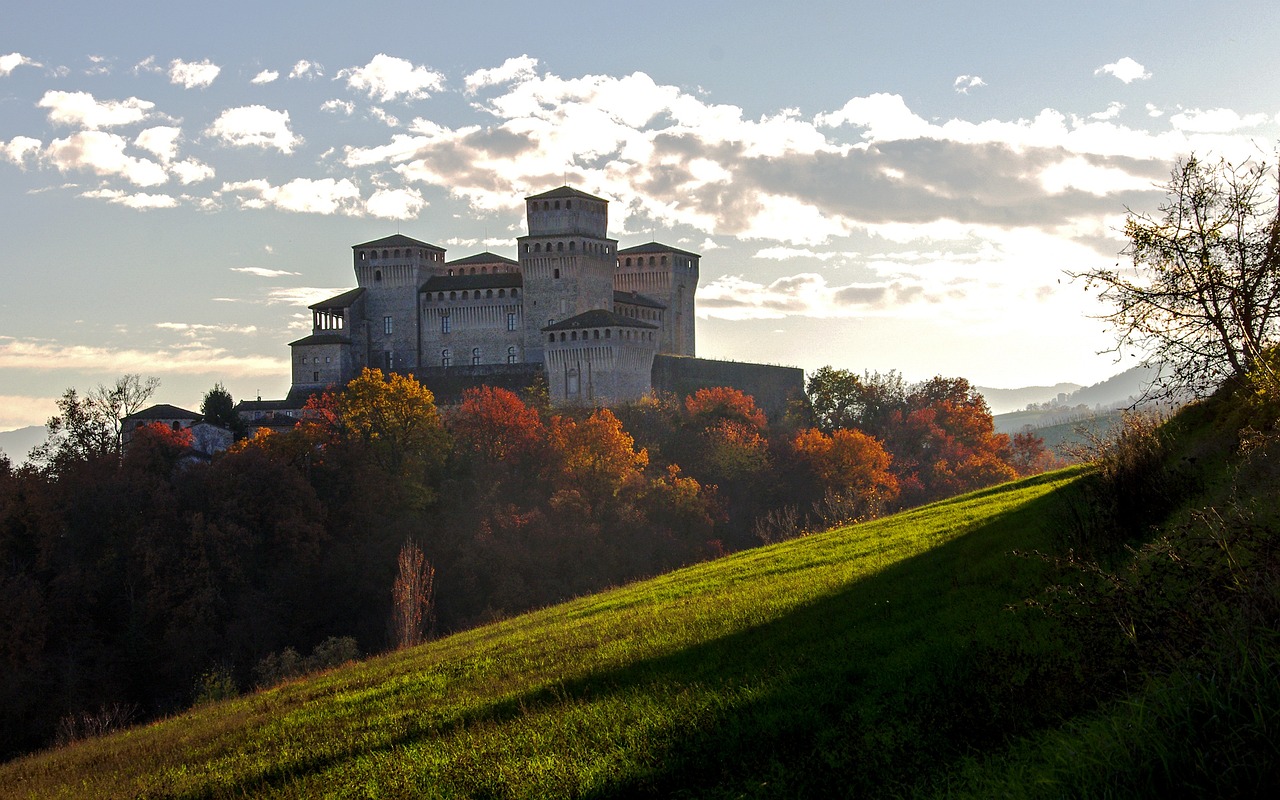 Castello italiano con mostre d'arte, circondato da paesaggio suggestivo e visitatori affascinati.