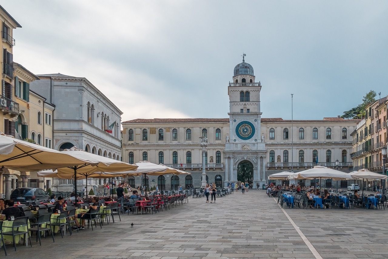 Vista della piazza napoletana con venditori di pizza fritta e turisti che degustano il piatto tipico.