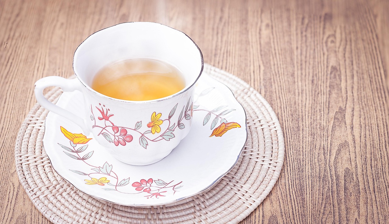 Tazza di tè fumante su un tavolo, ideale per bruciare grassi addominali al mattino.