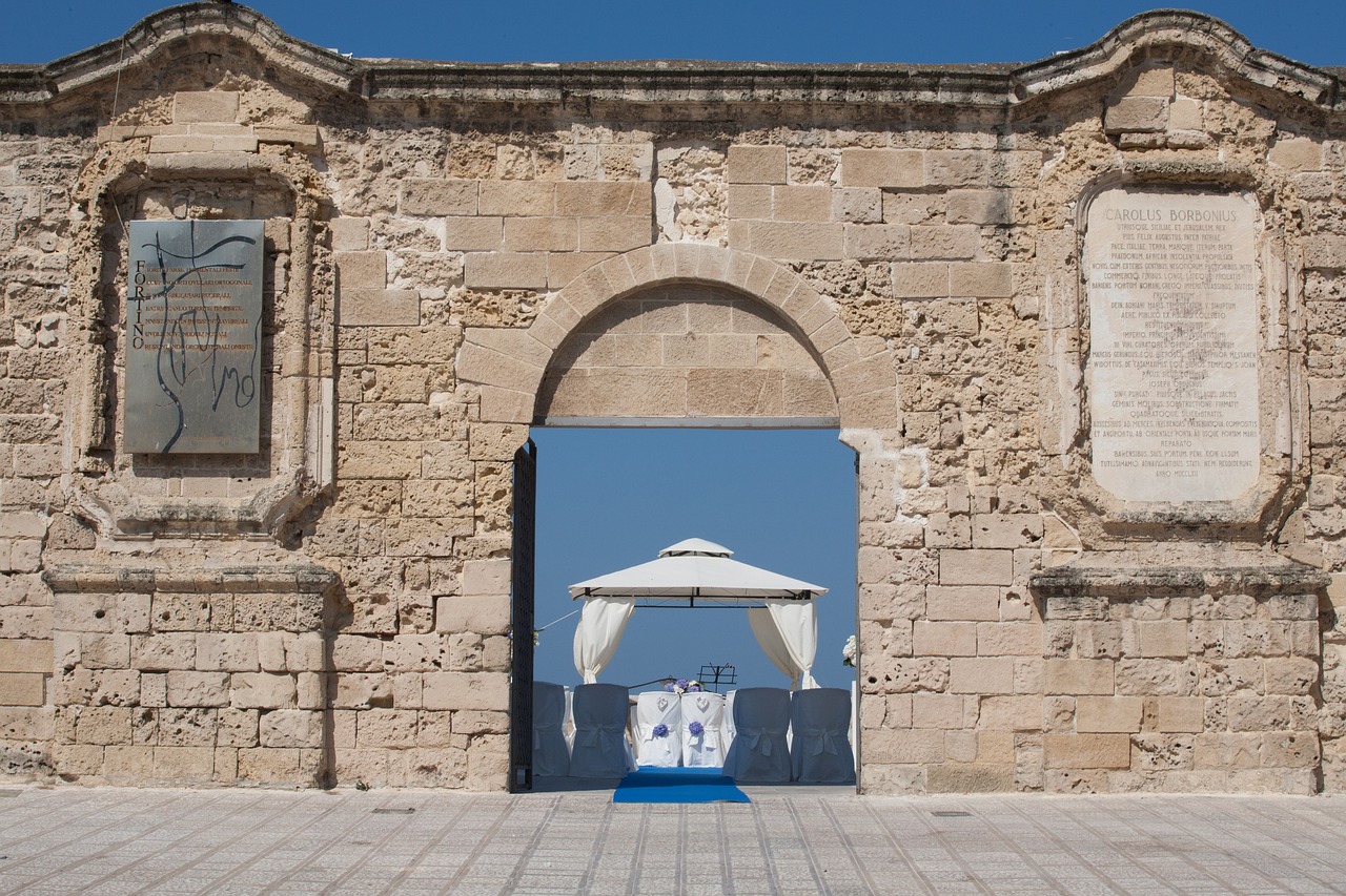 Interno del Castello delle Cerimonie, elegante sala per matrimoni con decorazioni sontuose e atmosfera romantica.