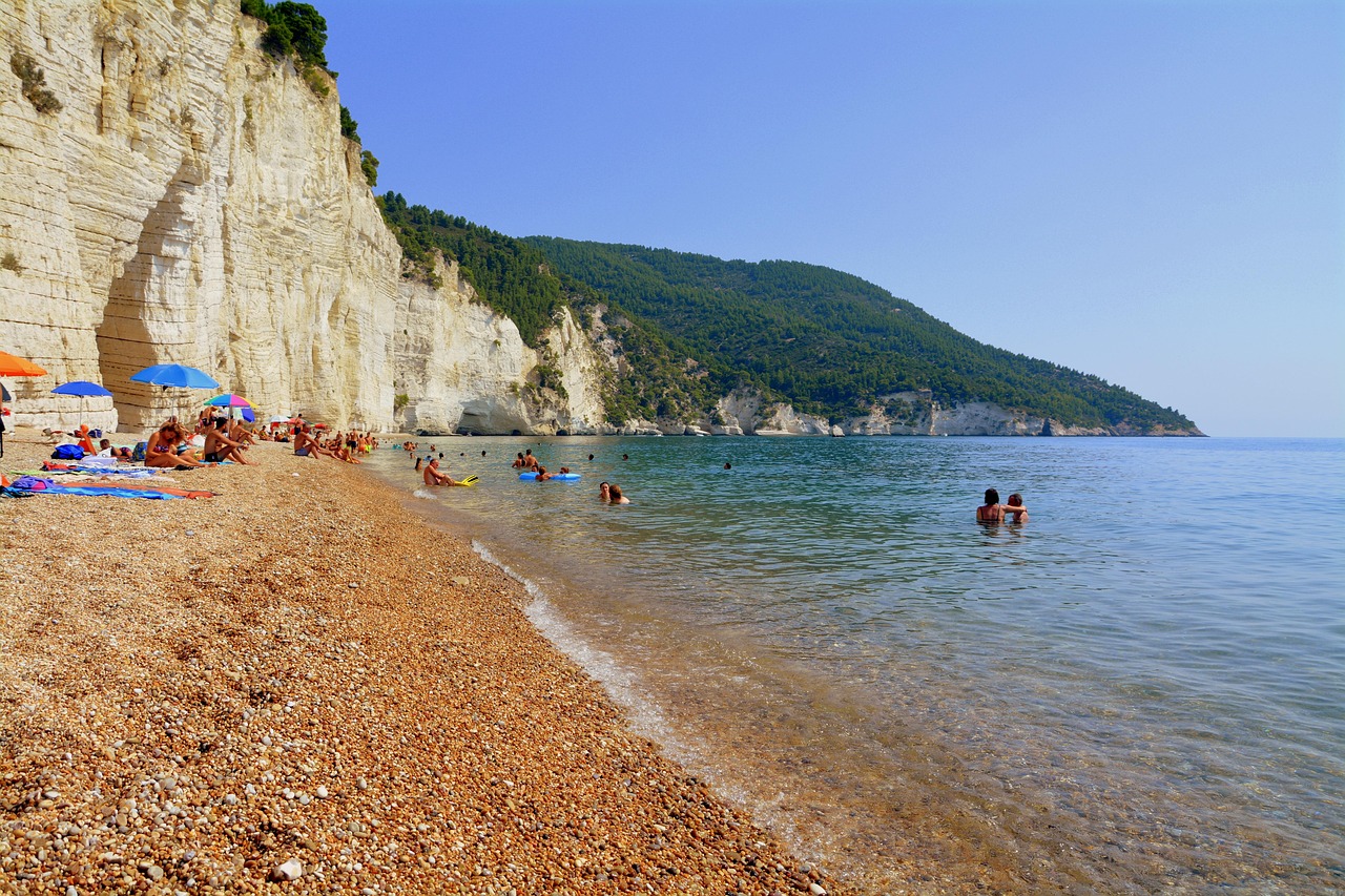 Spiaggia della Basilicata con sabbia dorata e acque cristalline, meta estiva in crescita di popolarità.