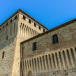 Castello in Lombardia avvolto nel mistero, con torri e mura antiche.