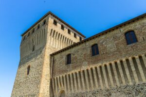 Castello in Lombardia avvolto nel mistero, con torri e mura antiche.