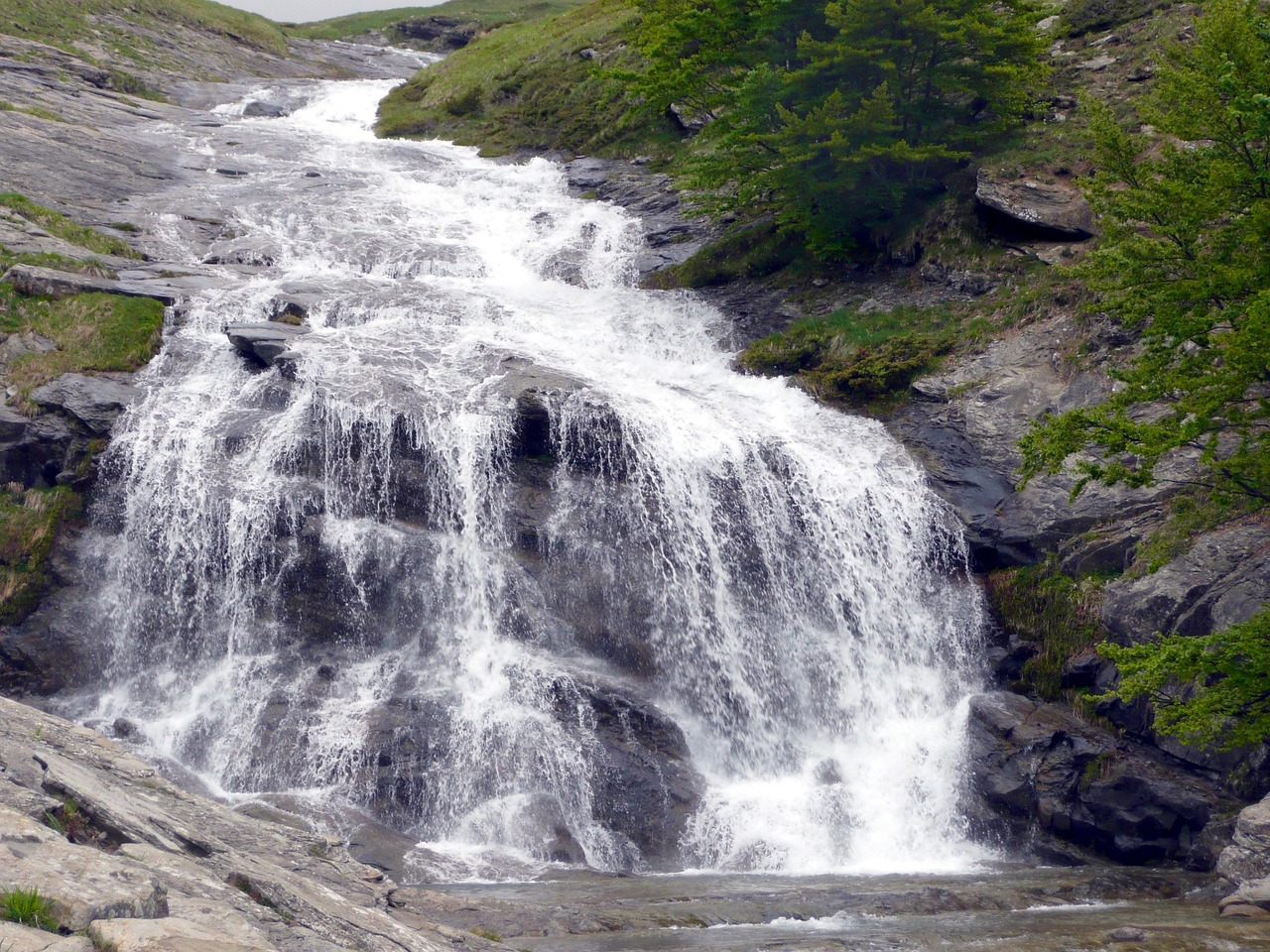 Cascata alta d'Europa in Italia, vista mozzafiato con acque che si tuffano nel verde circostante.