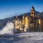 Vista panoramica di Finale Ligure, con le sue spiagge e architettura storica.