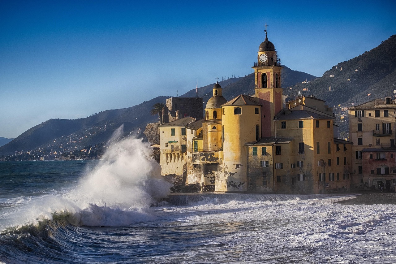 Vista panoramica di Finale Ligure, con le sue spiagge e architettura storica.