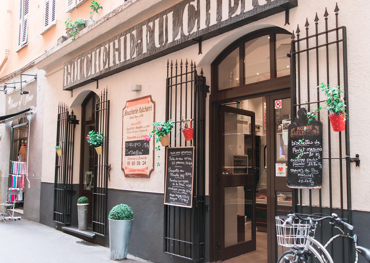 Ristorante di Firenze con piatto di ribollita fumante e ingredienti freschi.