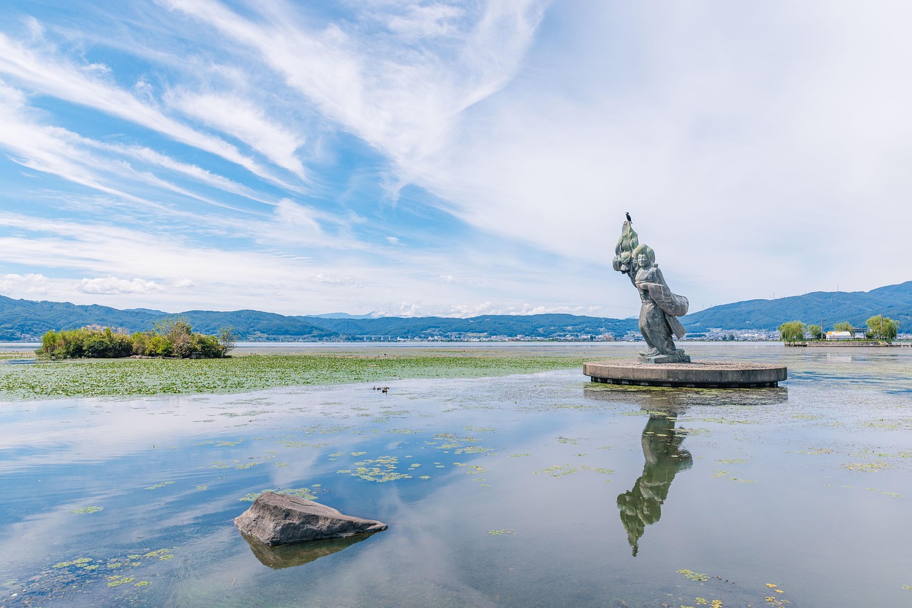 Paesaggio incantevole di un paese tra cielo e terra, con nuvole e montagne che si fondono all'orizzonte.
