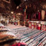 Vista panoramica di un borgo autentico, con strade acciottolate e case storiche.