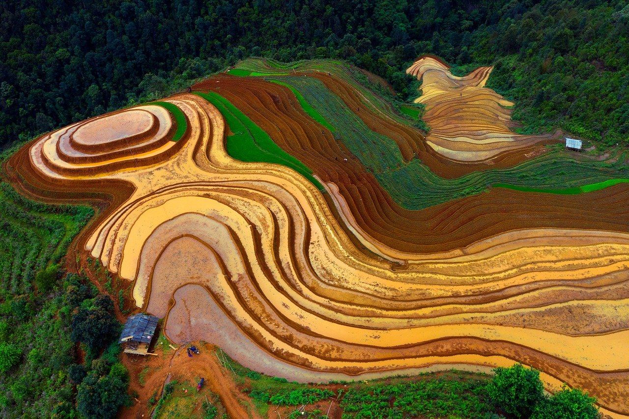 Paesaggio incantevole di un paese colorato, con case vivaci e natura rigogliosa.