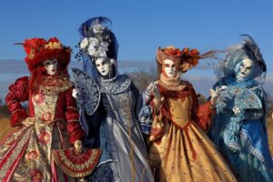 Maschere colorate e festeggiamenti al Carnevale di Viareggio, tradizione storica italiana.