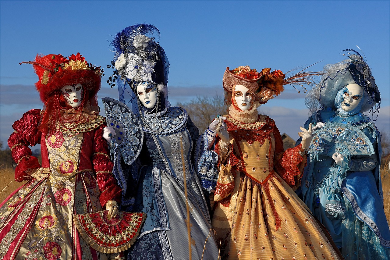 Maschere colorate e festeggiamenti al Carnevale di Viareggio, tradizione storica italiana.