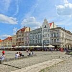 Paesaggio sereno di un villaggio pittoresco, ideale per una vita tranquilla e lenta.