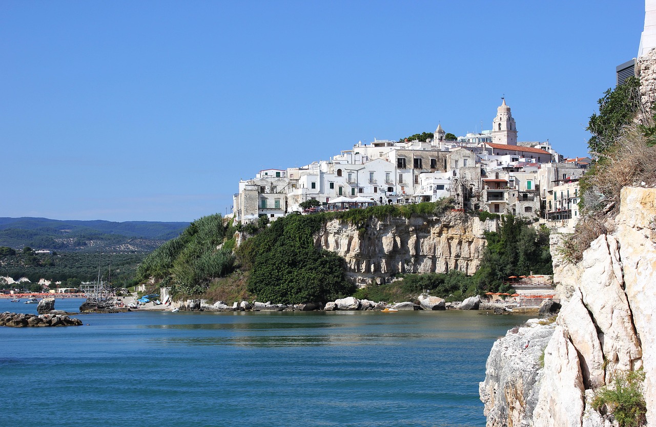 Vista panoramica di Sperlonga con case bianche e mare, in primo piano la villa di Tiberio.