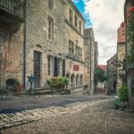 Un'incantevole vista del paese, con strade pittoresche e architetture storiche che evocano un film.