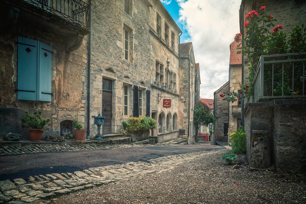 Un'incantevole vista del paese, con strade pittoresche e architetture storiche che evocano un film.