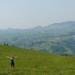 Paesaggio suggestivo della Romania del nord, con colline verdi e tradizionali villaggi rurali.