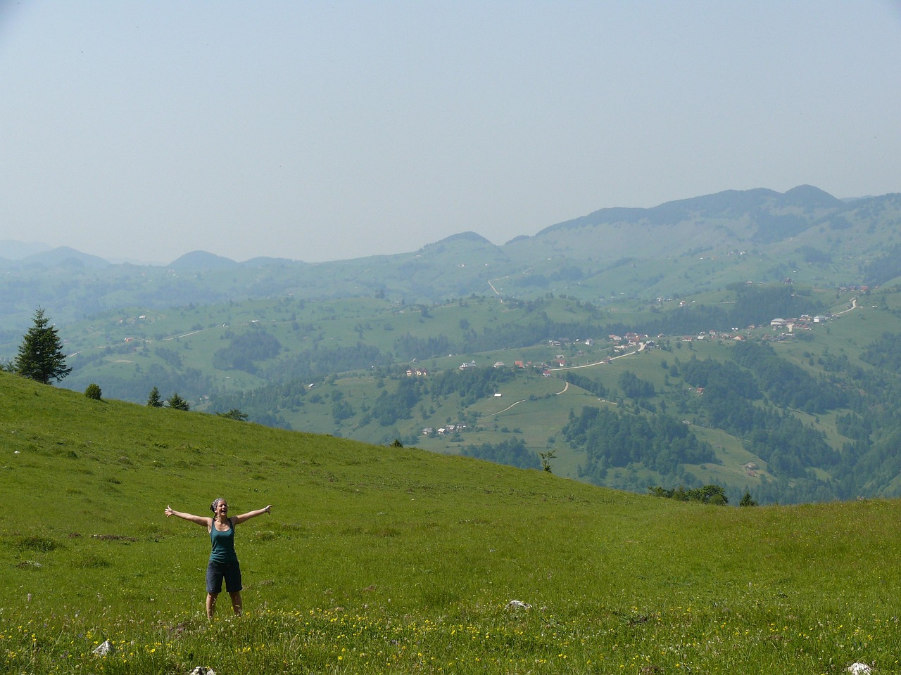 Paesaggio suggestivo della Romania del nord, con colline verdi e tradizionali villaggi rurali.