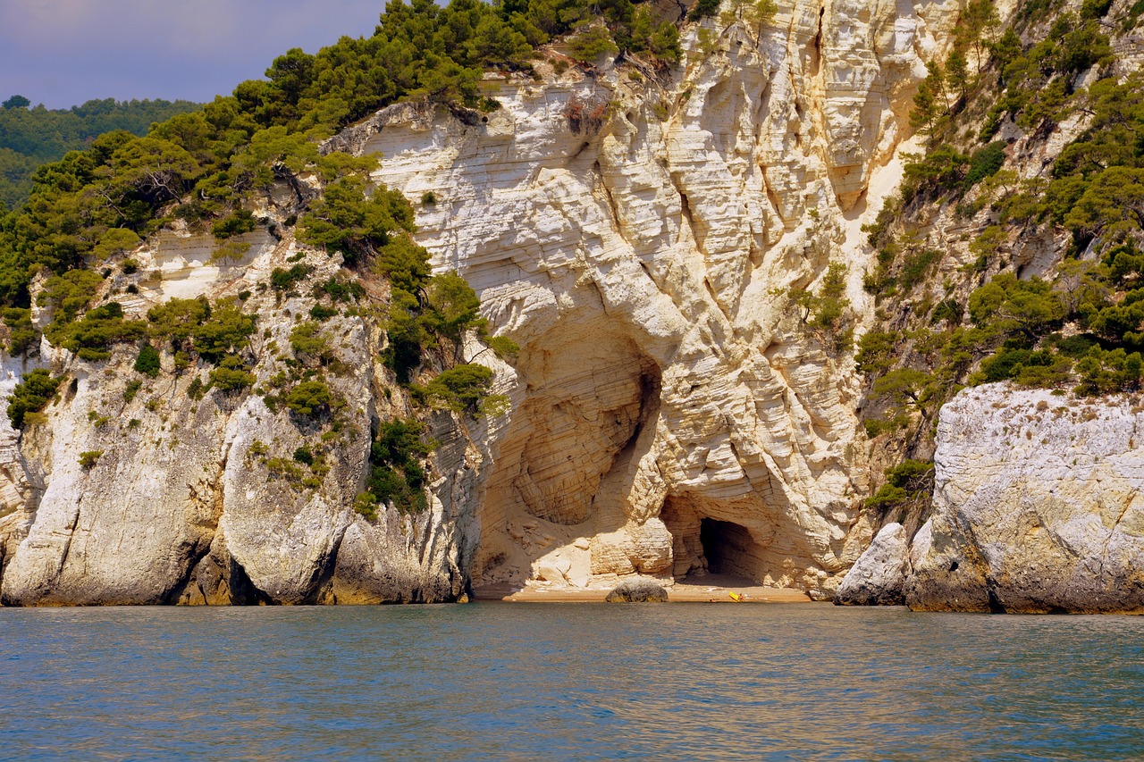 Panorama suggestivo di una località del Gargano con mare cristallino e natura incontaminata.