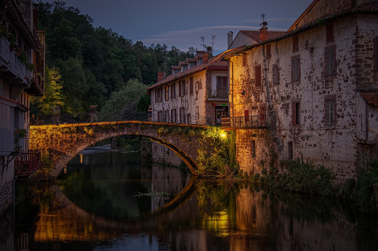 Vista serale del borgo medievale, con luci calde e architetture storiche che evocano un'atmosfera d'altri tempi.