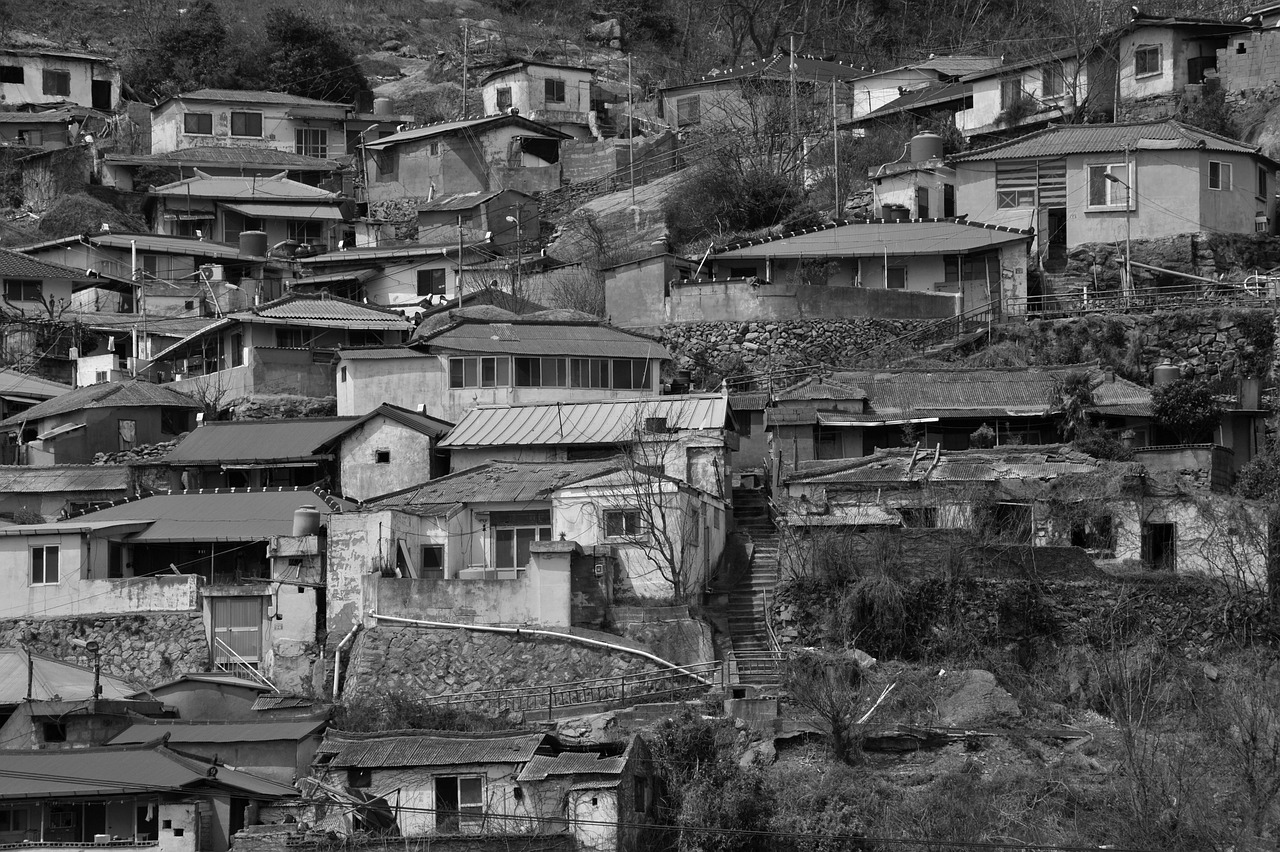 Borgo pittoresco con stradine acciottolate e case colorate, immerso nella natura.