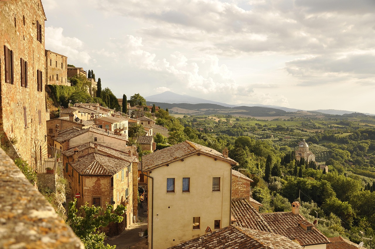 Vista panoramica del villaggio toscano famoso per il suo pregiato vino.