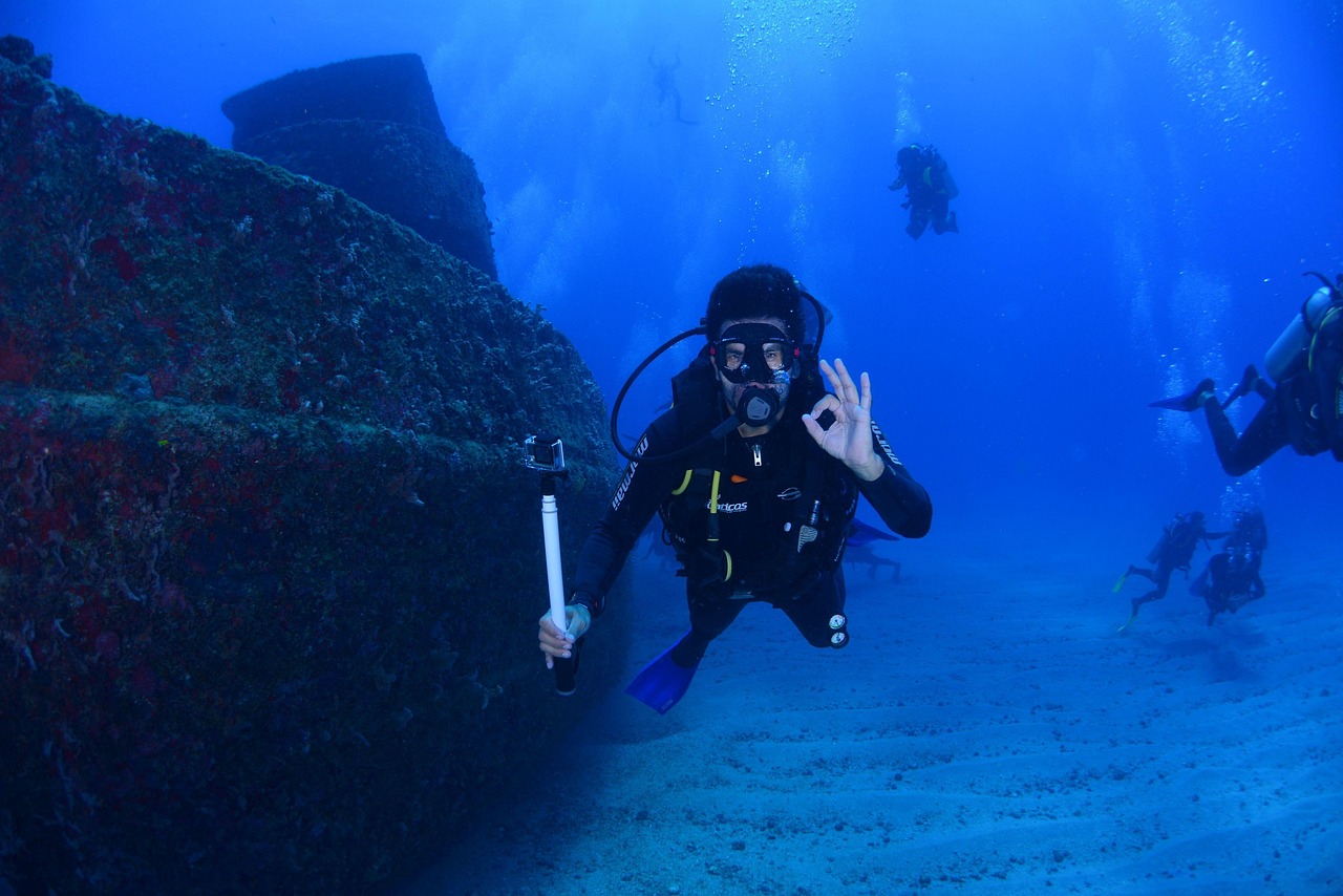 Statua del Cristo degli Abissi immersa nel mare, simbolo di spiritualità e avventura subacquea.
