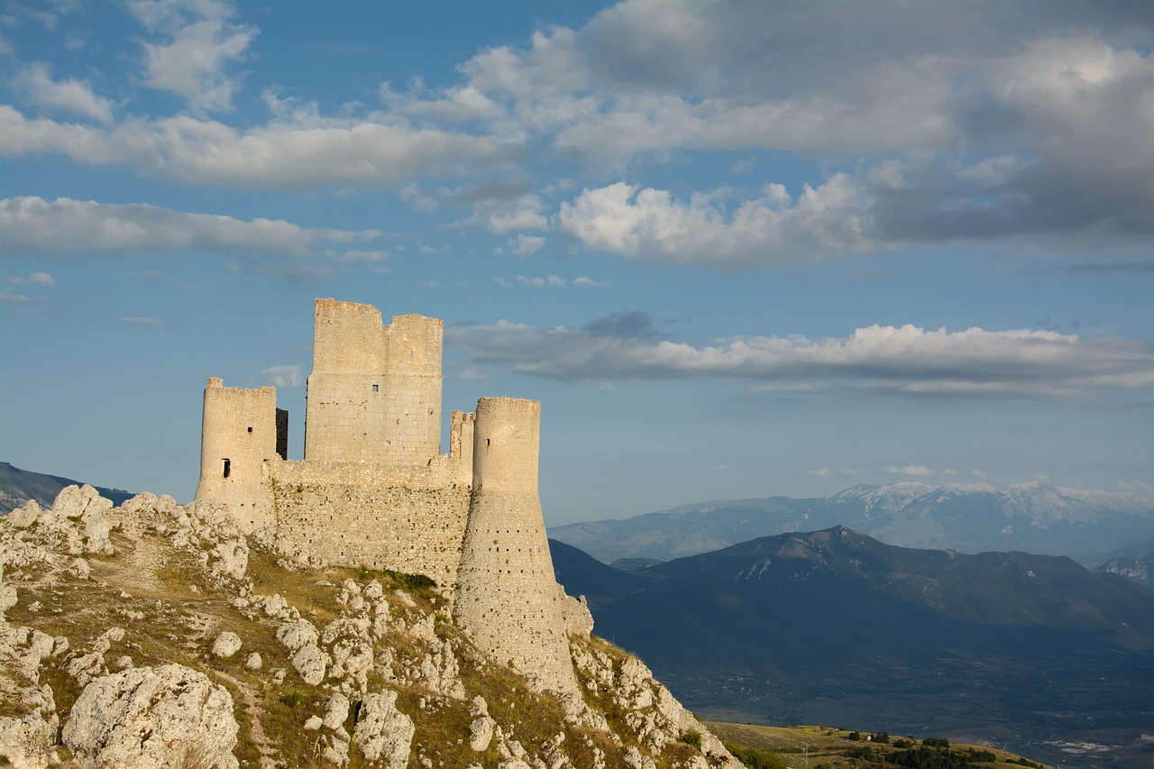 Vista panoramica del castello di Rocca Calascio, la fortezza più alta degli Appennini, immerso nella natura.