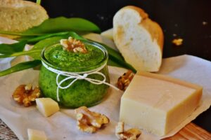 Borgo ligure con mercatini e venditori di pesto, simbolo della tradizione culinaria locale.