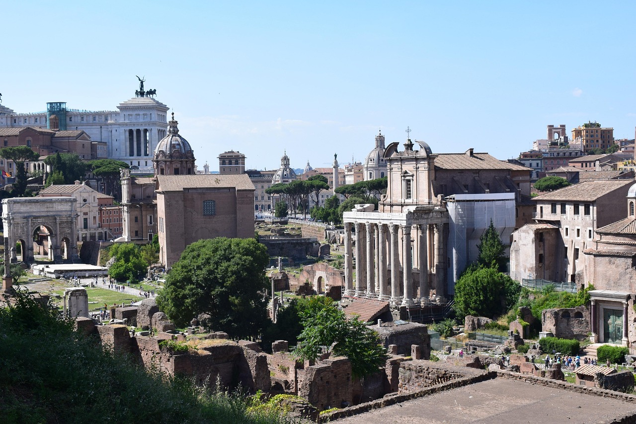 Terrazza panoramica di Roma con vista mozzafiato, tavoli all'aperto e aperitivi serviti al tramonto.