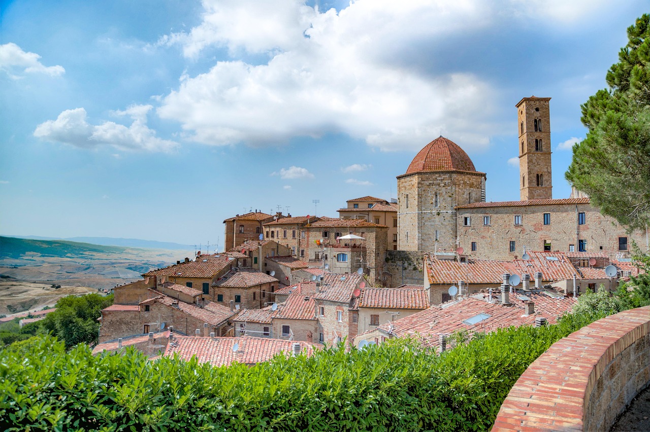 Vista panoramica del villaggio toscano durante la festa della vendemmia, con vigneti e festeggiamenti.