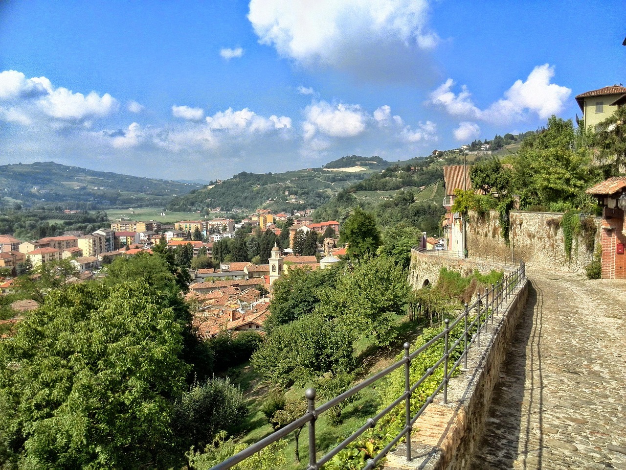 Panorama suggestivo di una località piemontese, con montagne e case pittoresche.